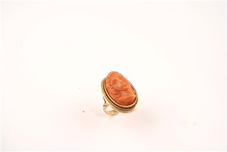 Anello in oro rosso 14kt con corallo raffigurante volto femminile, anni...