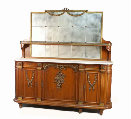 Credenza con relativa specchiera in mogano e ricche applicazioni in bronzo...