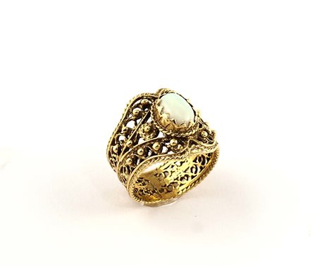 Anello in oro giallo 14kt con incastonato un opale arlecchino ovale, anni...