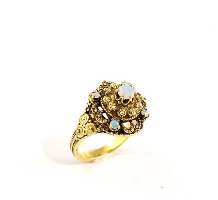 Anello in oro giallo 14kt con incastonati cinque opali arlecchino, anni...