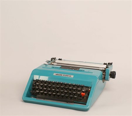 Macchina da scrivere Olivetti studio 45, entro custodia.