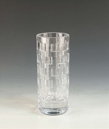 Piccolo vaso in cristallo molato a motivo geometrico, h. cm. 21.