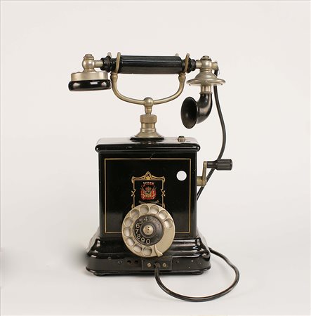 Telefono d'epoca, funzionante, in metallo laccato nero, h. cm. 33.