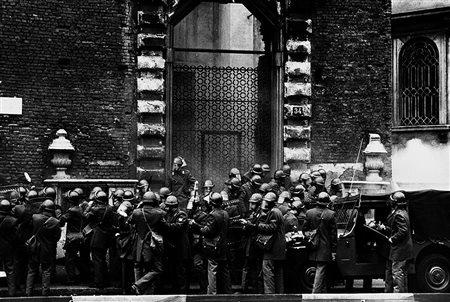 Uliano Lucas (1942)Milano, attacco della polizia all'Università Statale...