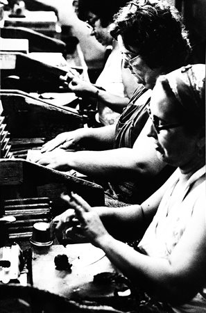 Walter Battistessa (1947 - 1996)Operaie al lavoro 1970 ca.Stampa fotografica...