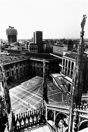 Uliano Lucas (1942)Milano - Torre Velasca 1970 ca.Stampa fotografica vintage...