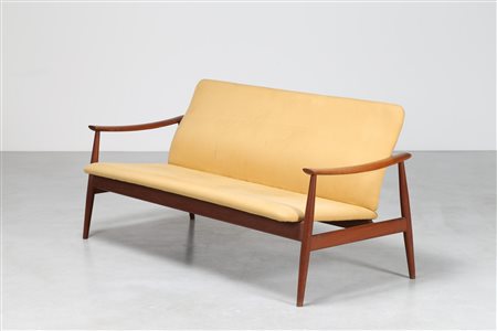 JUHL FINN (1912 - 1989) Divano in teak e tessuto originale, mod. 138, per...