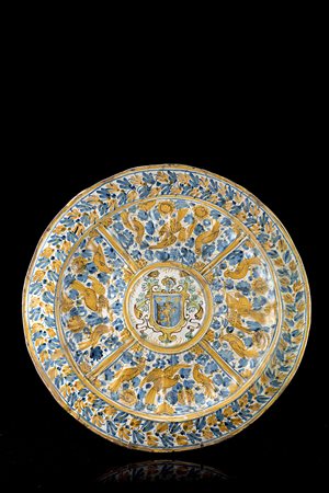 Manifattura di Deruta, fine secolo XVII. Vassoio tondo in maiolica,...