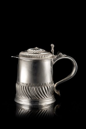 Tankard in argento di forma cilindrica, decorato con fasce di baccellature...