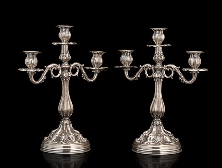 Coppia di candelabri in argento a tre fiamme con fusto a balaustro, piede...