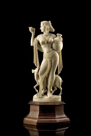 Arte europea, secolo XIX "Divinità indiana con cerbiatto" scultura in avorio...