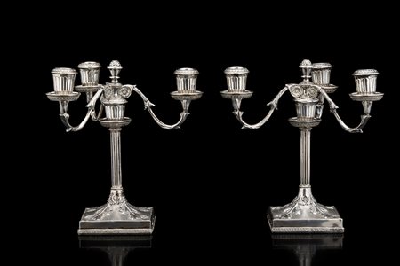 Coppia di candelabri in argento a tre fiamme con fusto e bobeches scanalati,...