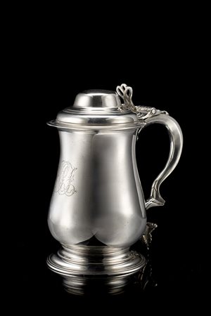 Tankard in argento con corpo liscio a balaustro e coperchio modanato e...