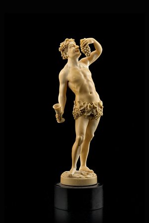 Arte europea del secolo XIX "Figura di baccante" statuetta in avorio con base...