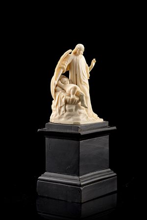 Artista francese del secolo XIX "Angelo con fanciullo" scultura in avorio a...