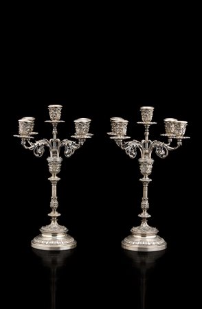 Coppia di candelabri in argento a cinque fiamme con base circolare e bracci a...