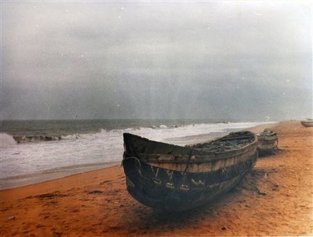 KOKOROKO TOGO, Sur la plage: la piroque des pêcheurs, 1996, Fotografia a...