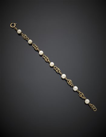 Bracciale in oro giallo con perle, g 14,10, lungh. cm 22 circa. (lievi...
