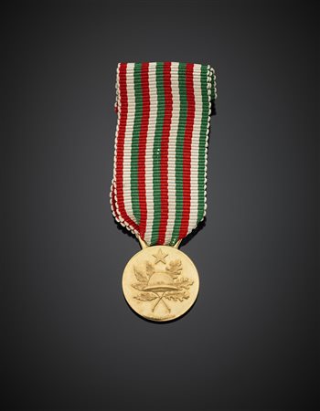 Medaglia commemorativa in oro giallo per il 50° anniversario della Vittoria,...