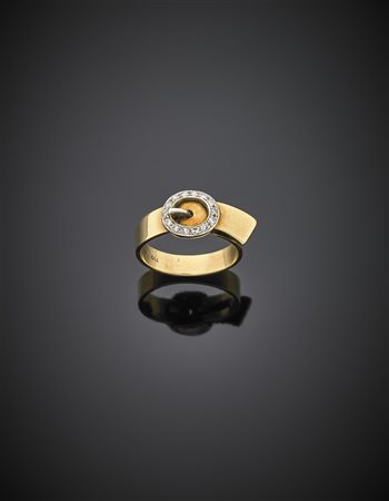 Anello in oro giallo e bianco a forma di fibbia con diamanti, g 6,10 misura...