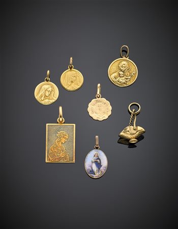 Lotto in oro giallo composto da sei medagliette con immagine sacra e un charm...