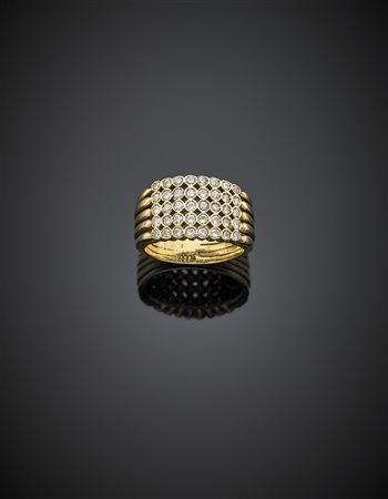 Anello in oro giallo a cerchi uniti in una fascia con diamanti rotondi, g...