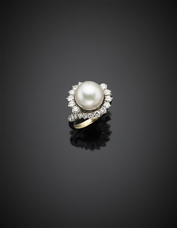 *MISSIAGLIAAnello in oro bianco con perla centrale e diamanti intorno per...