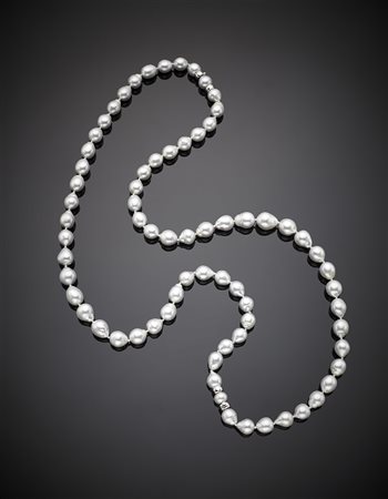Collana di perle South-sea irregolari e scalate di color bianco/grigio...