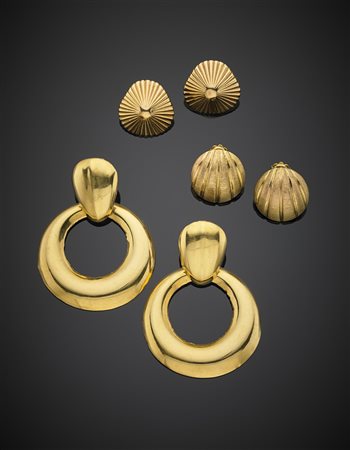 Tre paia di orecchini in oro giallo ad anello e a conchiglia, g...