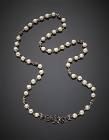 Lunga collana in perle coltivate bianco crema con distanziatori in oro giallo...