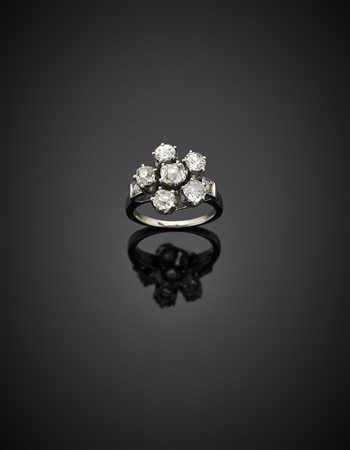 Anello in oro bianco con sei diamanti a fiore per complessivi ct. 2,15 circa...