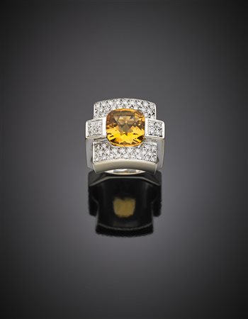 Anello in oro bianco e giallo a forma squadrata con pavè di diamanti rotondi...