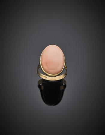 Anello in oro giallo con corallo rosa ovale cabochon mm 24 x 17, g 7,60...