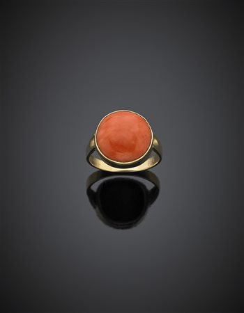 Anello in oro giallo con corallo arancione cabochon, g 4,93 misura...