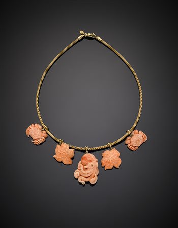 Collier in oro giallo a torchon con cinque charms in corallo rosa variegato e...