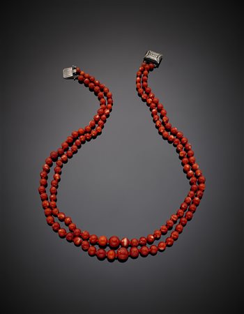 Collana scalare a due fili in boules di corallo rosso variegato da mm 5,43 a...