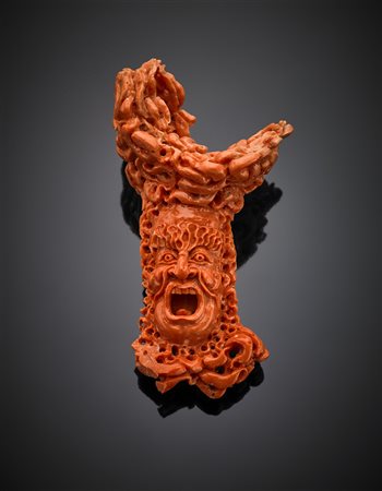 Scultura in corallo arancione raffigurante mascherone, g 340,77, lungh. cm...