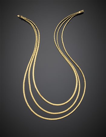 Collier a tre fili modulari in oro giallo satinato, g 47,77, lungh. cm 41,60...