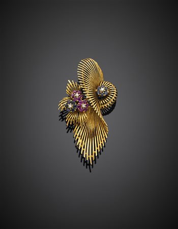 Broche in oro giallo con fiori di rubini, zaffiri e diamanti , g 11,93,...