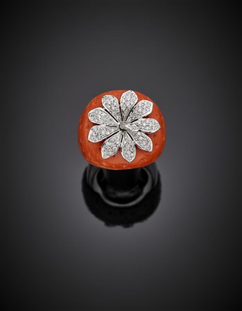 Anello a guisa di fragola in oro bianco, corallo arancione e diamanti , g...