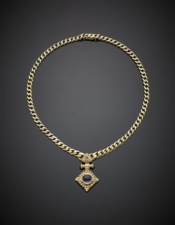 Collier con parte centrale pendente in oro giallo, rifinito con diamanti...