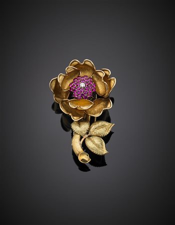 Broche in oro giallo in parte cesellato a fiore con petali mobili e centro in...