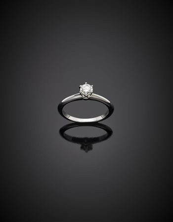 TIFFANY & COAnello in platino con diamante solitario di ct. 0,30 circa, g...