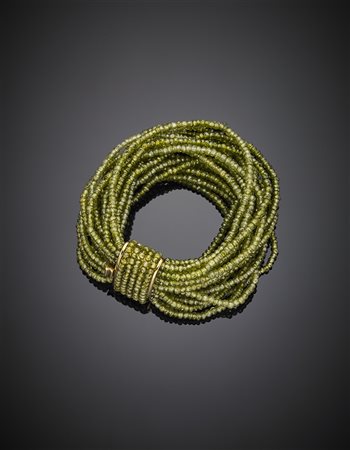 Bracciale multifilo con peridoti sfaccettati e chiusura in oro giallo, g...