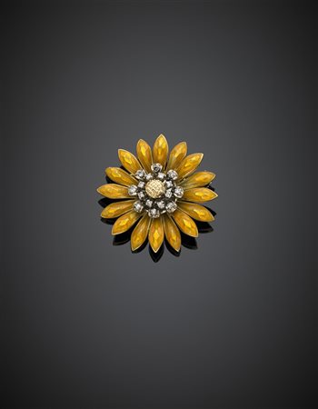 Broche in oro giallo e bianco a guisa di fiore con smalto guilloché giallo e...