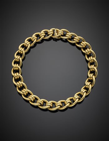 Collier a maglia intrecciata in oro giallo, g 106,36, lungh. cm 43 circa....