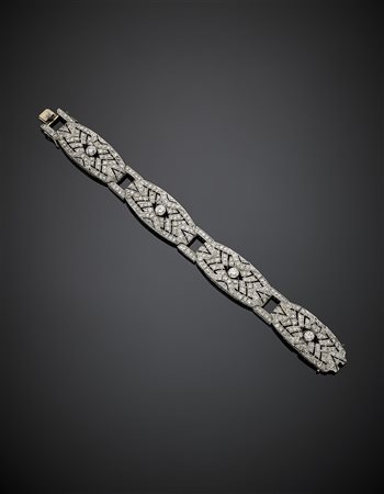 Bracciale in platino a quattro moduli con diamanti rotondi ed irregolari, g...