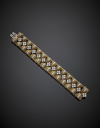 Bracciale in oro giallo e bianco a fune intrecciata, con diamanti rotondi per...