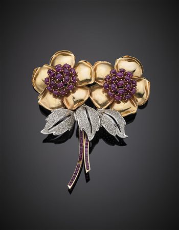 Broche a due fiori in oro rosso 585/1000 e bianco, diamanti rotondi, rubini...