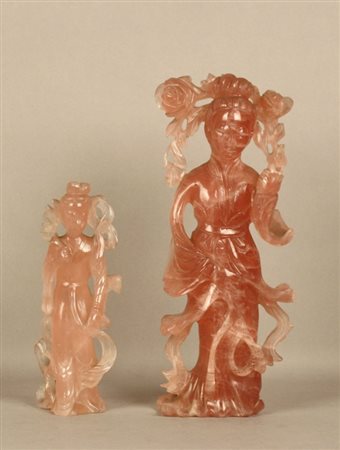 Firmato. Due sculture in giada rosa raff. ''PERSONAGGI FEMMINILI''. Cina....